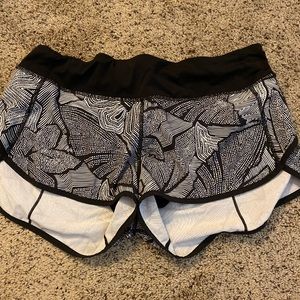Lululemon Speed Up shorts 2.5 inseam Size 8